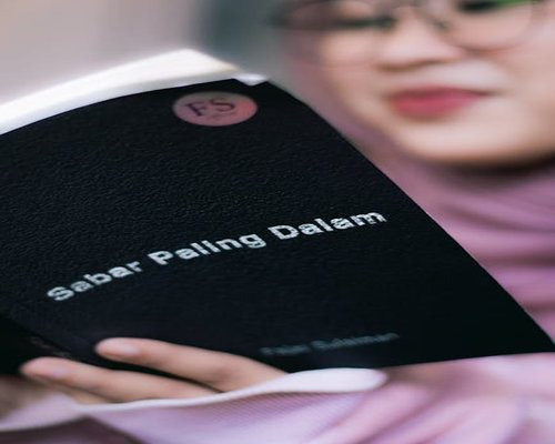 Membaca buku di sore hari